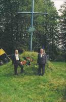 І.Зеленюк та А.Заєдінов біля пам'ятного хреста. 1998р.