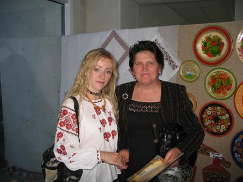 Майя Сайпель та Катерина Приймачук - організатори художньої виставки